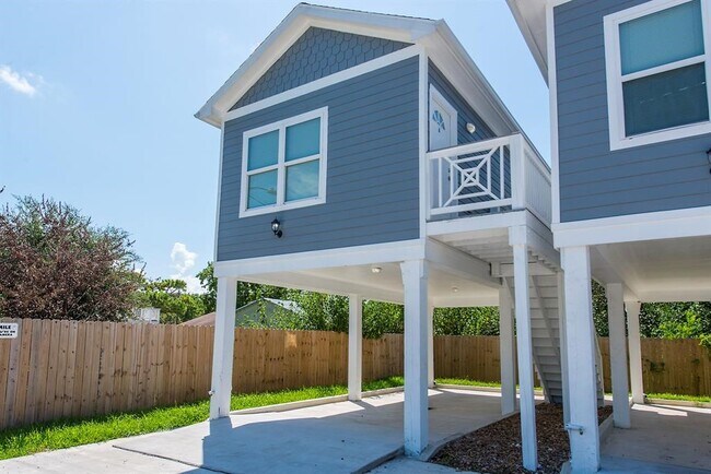 Building Photo - 203 6th St