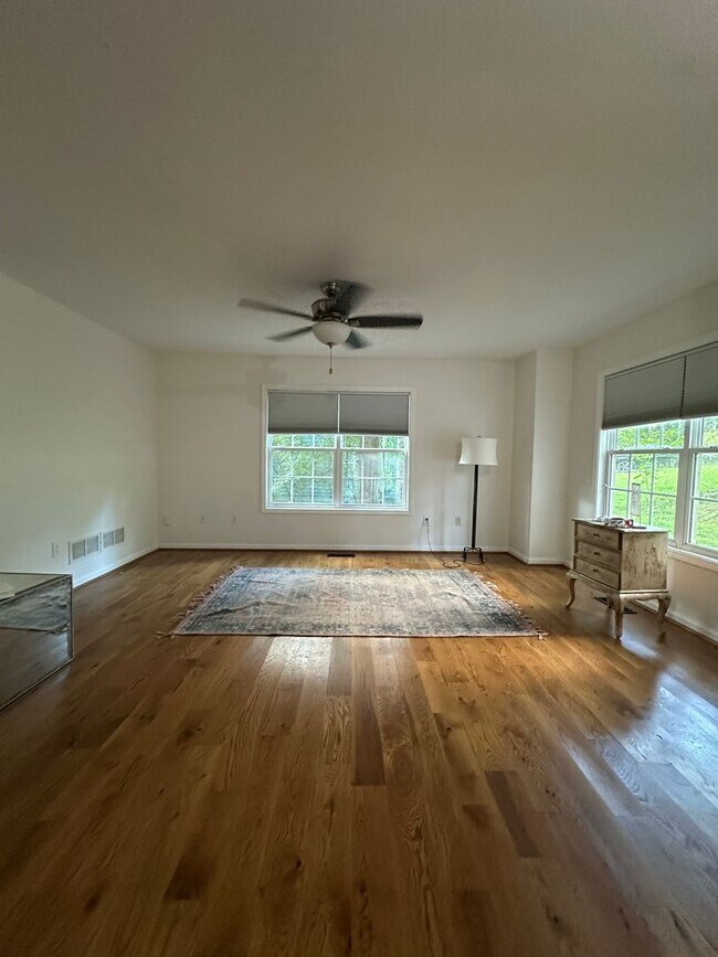 Building Photo - 250 Hodgson Dr