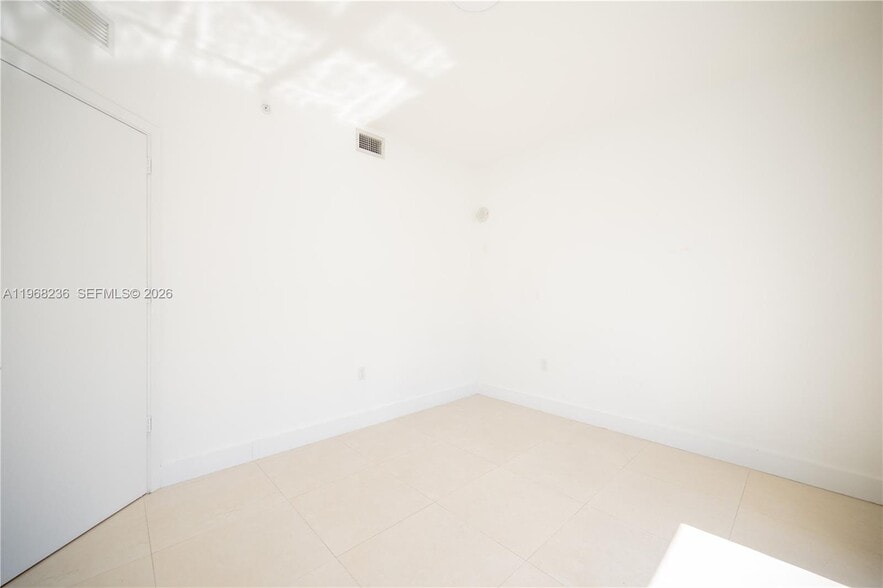 Building Photo - 201 SW 17th Rd