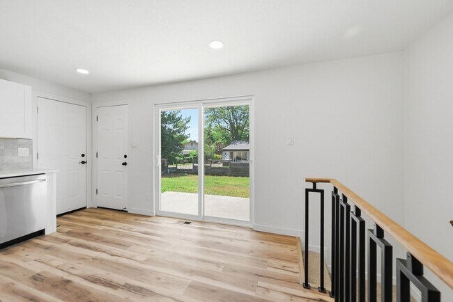 Building Photo - 4-bedroom, 4 bath home with 2 car garage
