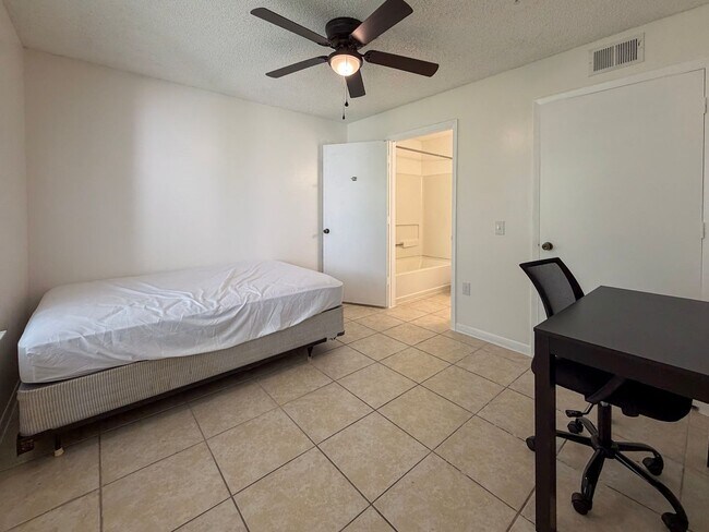 Building Photo - 4BR/4BA Condo off SW 34th Street - available NOW!