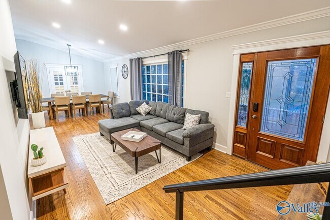 Building Photo - 702 Chambers Dr NE