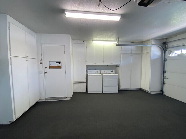Building Photo - 6954 Viking Ct