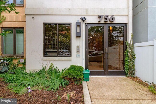 Building Photo - 756 Park Rd NW