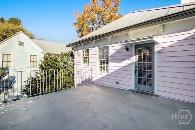 Building Photo - 303 W Henry St