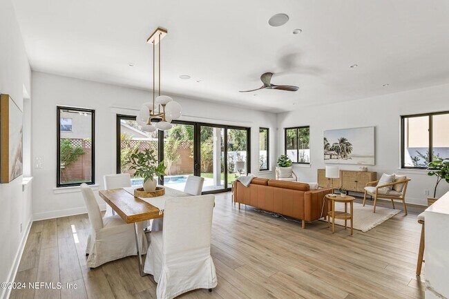 Building Photo - 207 Lora St