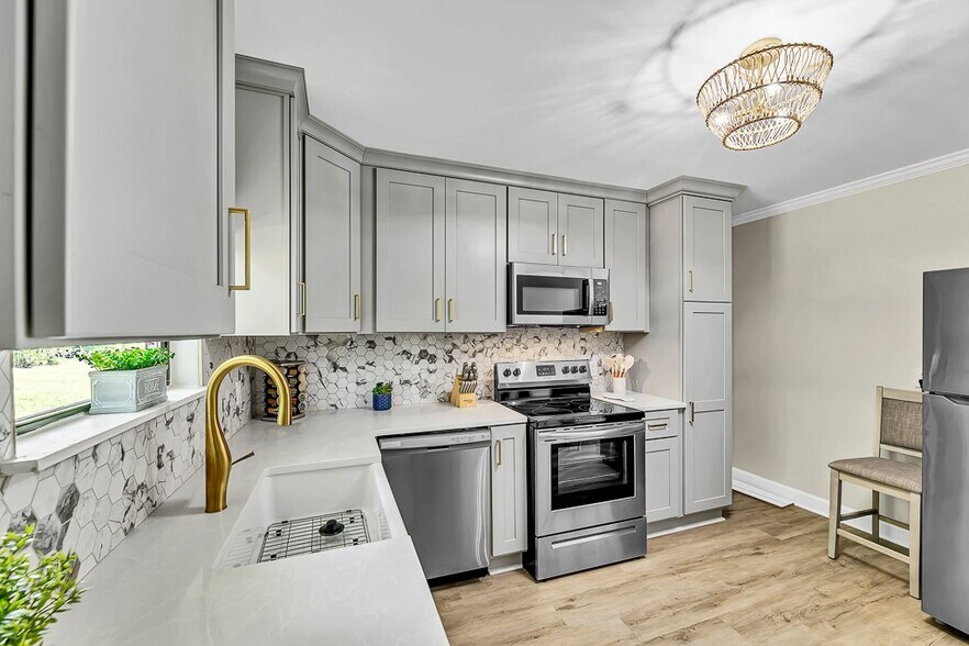 Building Photo - 703 2nd St