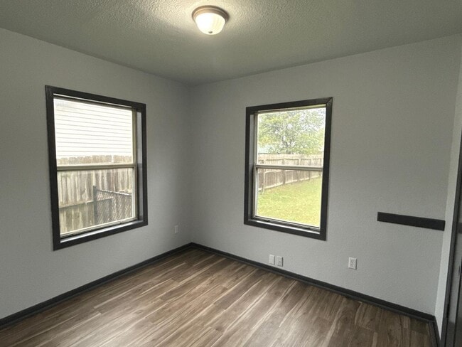 Building Photo - 2318 W 33rd St S