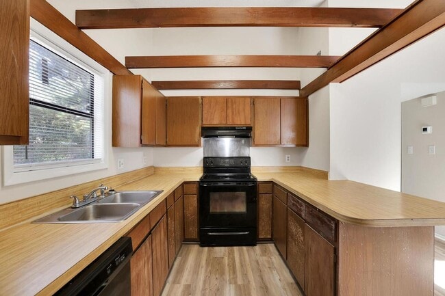 Building Photo - Adorable Duplex!