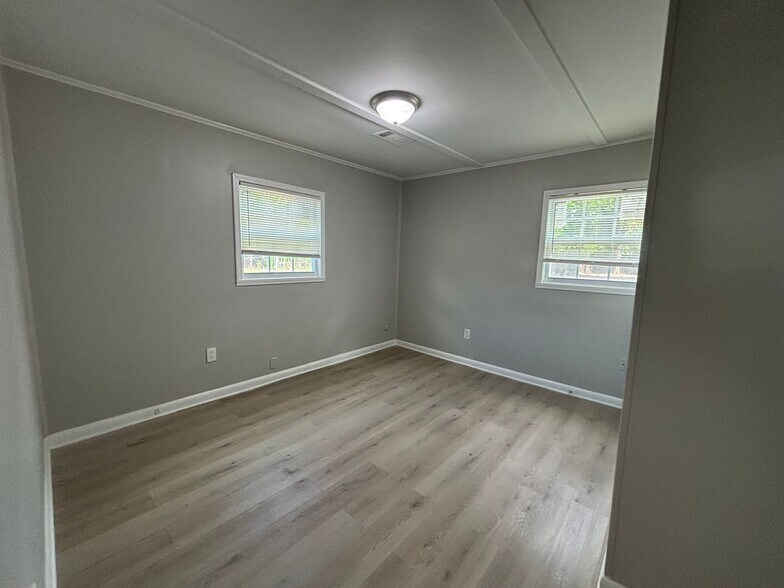 Building Photo - 901 Restbrook Ave