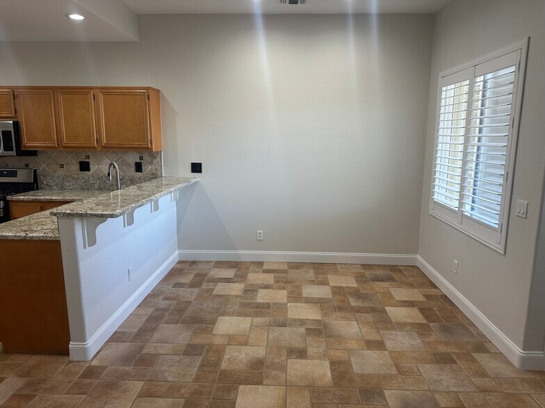 Room for a dinner table - 6162 Citracado Cir
