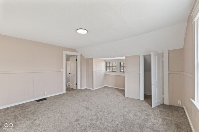Building Photo - 320 Lockerbie St