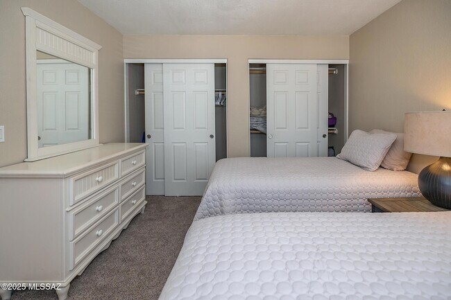 Building Photo - 5855 N Kolb Rd