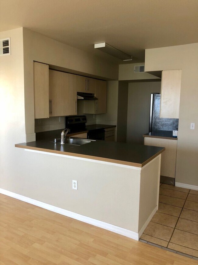 Building Photo - 2/2 condominium available January 1st 2026 for annual lease