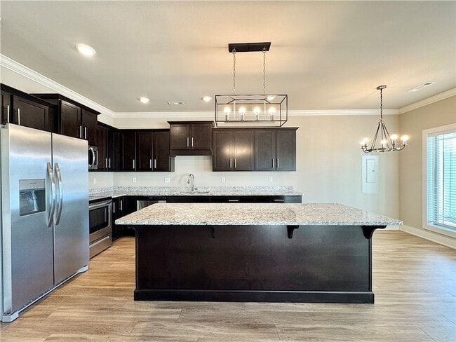 Building Photo - 921 NE Hts Ln