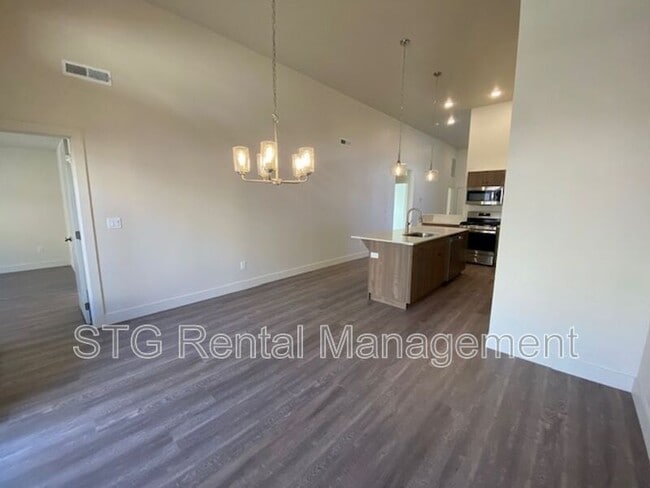 Building Photo - 939 S 25 W