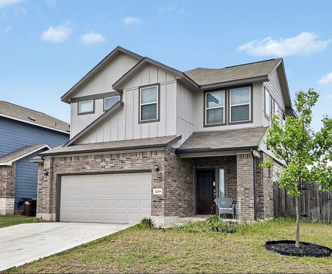 Building Photo - Modern New Braunfels Home with Flexible Upstairs Living Spaces
