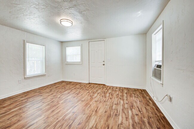 Building Photo - 204 S Stewart Ave
