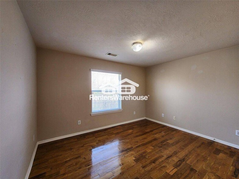 Building Photo - 11111 Valley Kings Dr