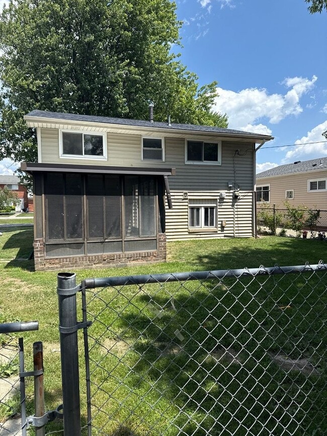 Building Photo - 4 Bedroom home in Clinton Township
