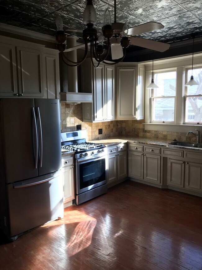 Building Photo - HISTORIC QUEEN ANNE 3 Bedroom  2 Bath