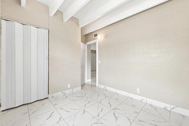 Building Photo - 812 19th St