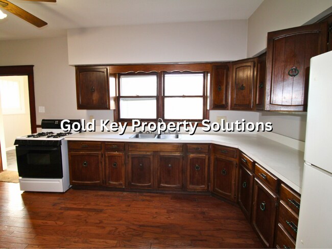 Building Photo - Huge 2 BR 1 BA with Garage and Covered Porch (NO SECTION 8)