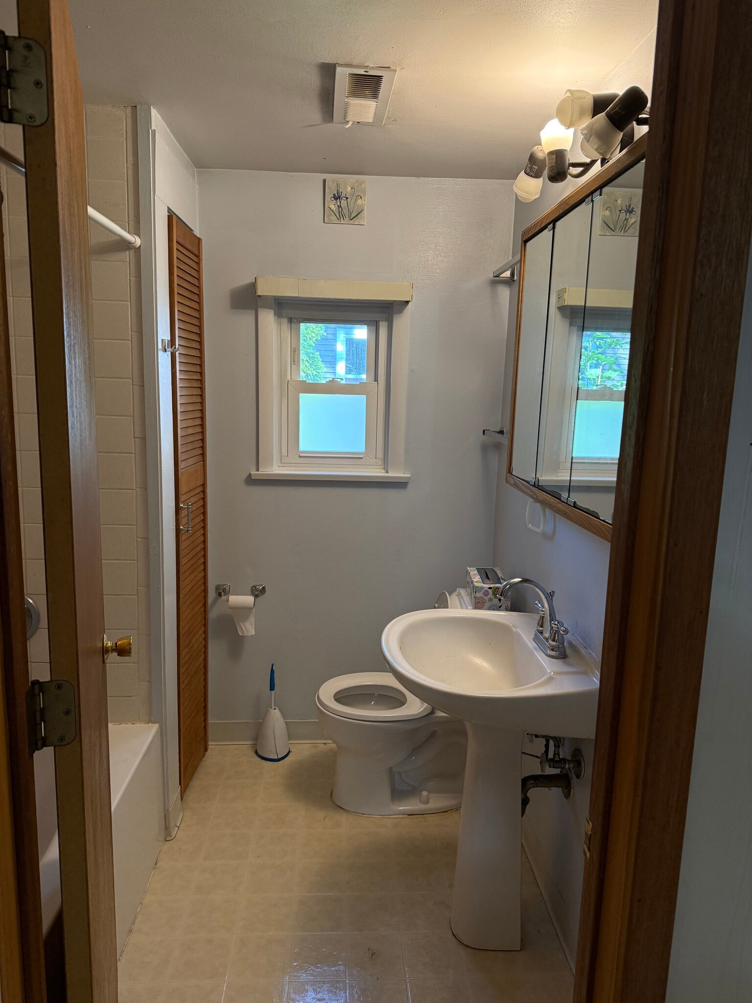 Tub/shower - 4407 Outlook St