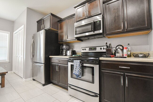 Building Photo - Pet Friendly Three Bedroom!