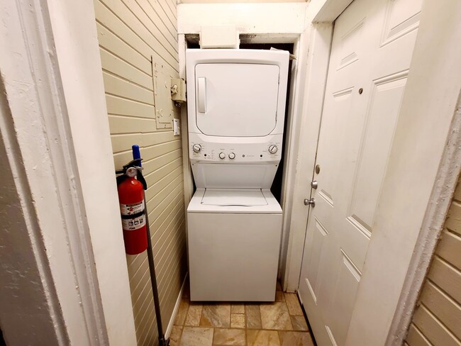 Building Photo - Remodeled 1 Bed, 1 Bath 4-Plex Craftsman A...