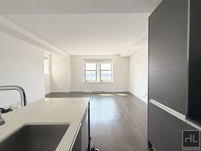 Building Photo - No fee 2 bed 2 bath WEST END AVENUE