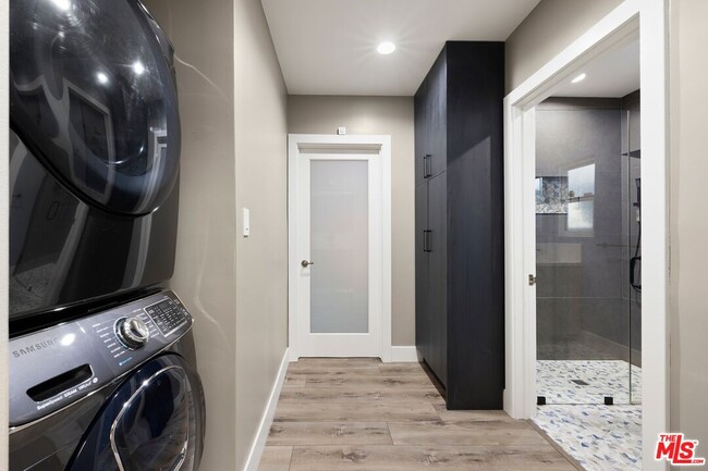 Building Photo - 2011 Stearns Dr