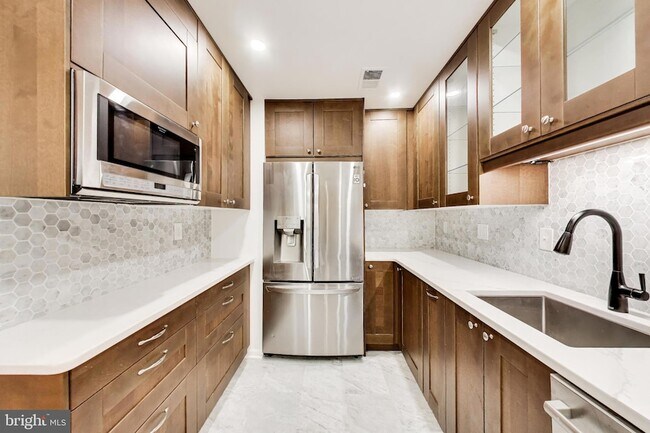 Building Photo - 5707 Brewer House Cir