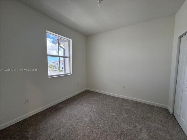 Building Photo - 2622 SE 27th Ct