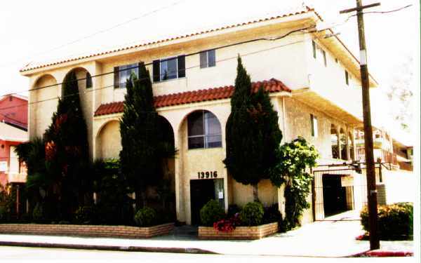 Villa De Oro Apartments - 13916 Cerise Ave.