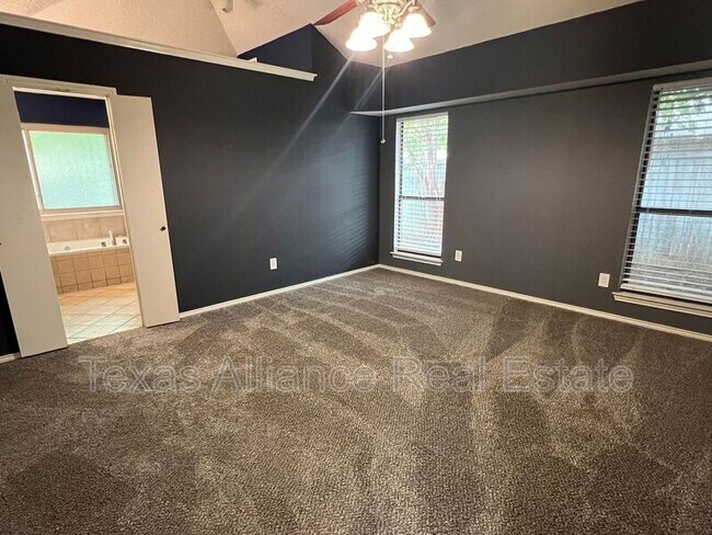 Building Photo - 741 Sparrow Ln