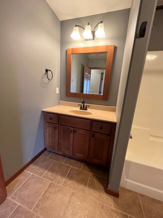 Building Photo - Ground Floor 2 Bed Condo with Attached Garage!