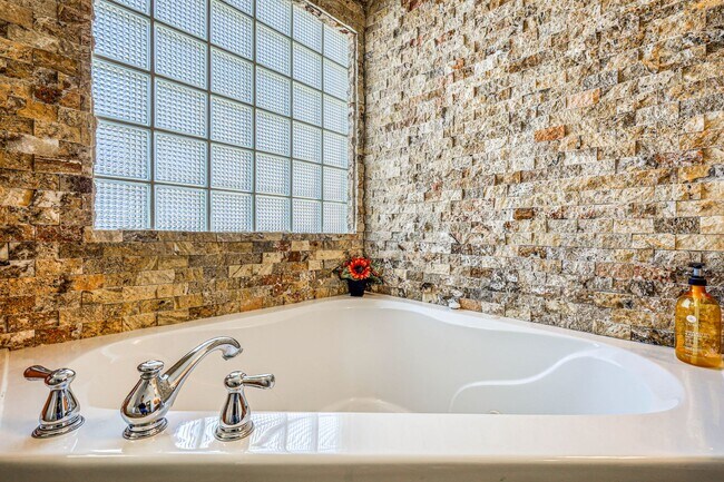 Building Photo - Beautiful Westside home FURNISHED with 4 b...