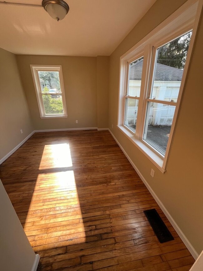 Building Photo - Gorgeous 1-bedroom, First floor! Apartment...