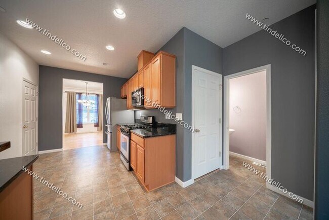 Building Photo - Bright & Elegant 3-Bedroom w/ Study and En...