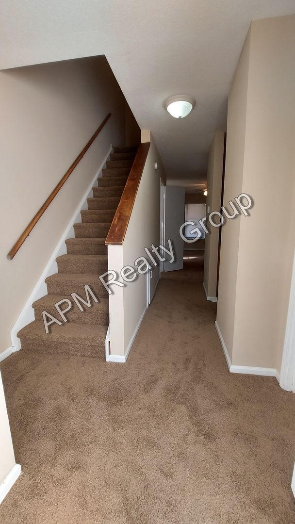 Building Photo - St. Andrews townhouse - 50% off first month!