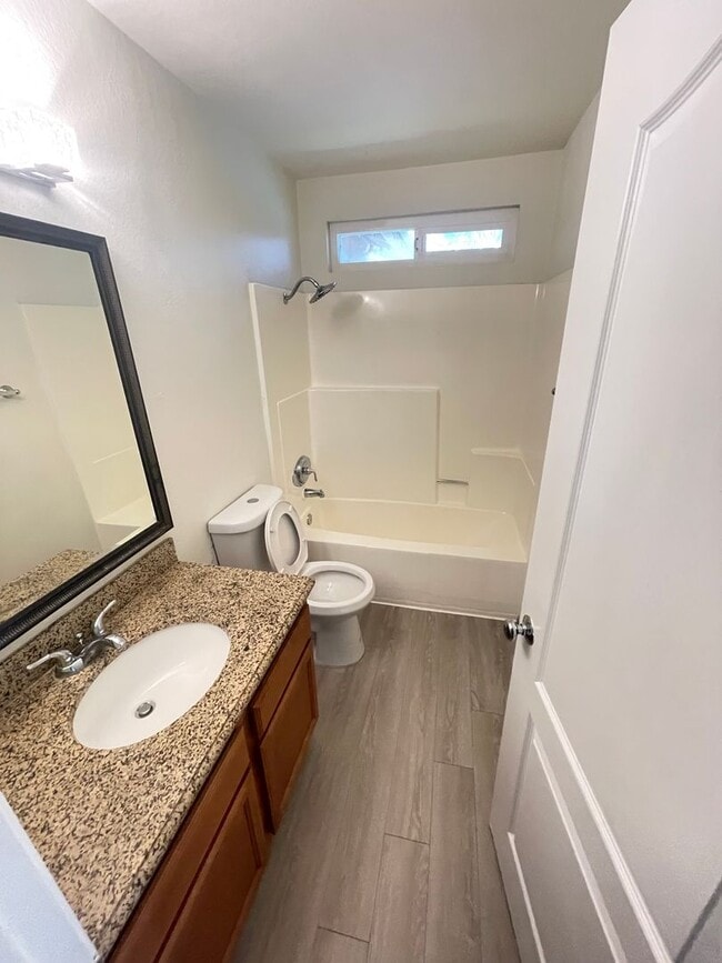 Building Photo - Lakeside living in Oceanside