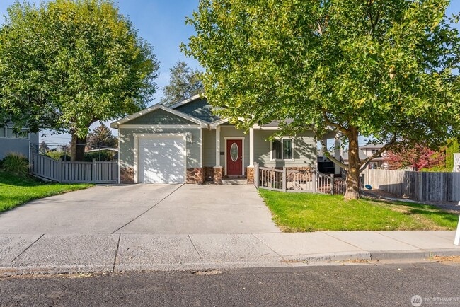 Primary Photo - 3 Bed 2 Bath one story home