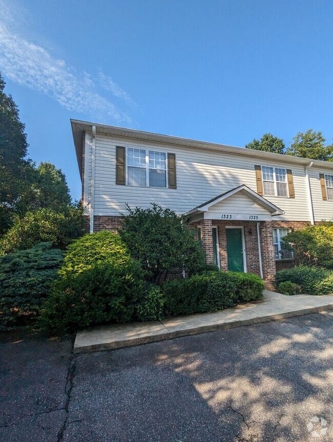 Building Photo - 2BD/1.5BA Townhome in Strawberry Patch