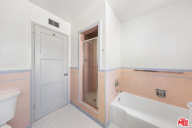 Building Photo - 1033 S Tremaine Ave