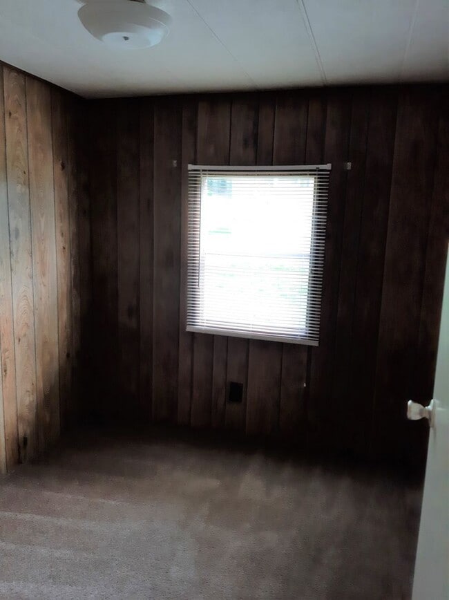 Building Photo - 3 Bedroom 1.5 Bath Mobile Home w/ Washer&D...