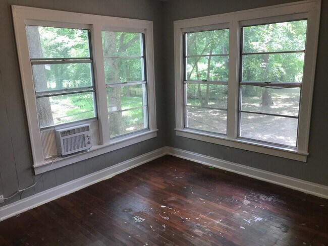 Building Photo - AVAILABLE NOW!