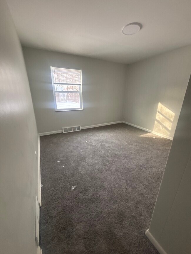 Building Photo - 4 bed 1 bath