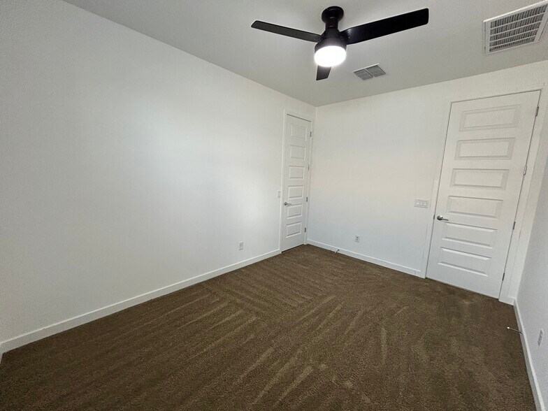 Building Photo - 2241 E Meadowview Ct