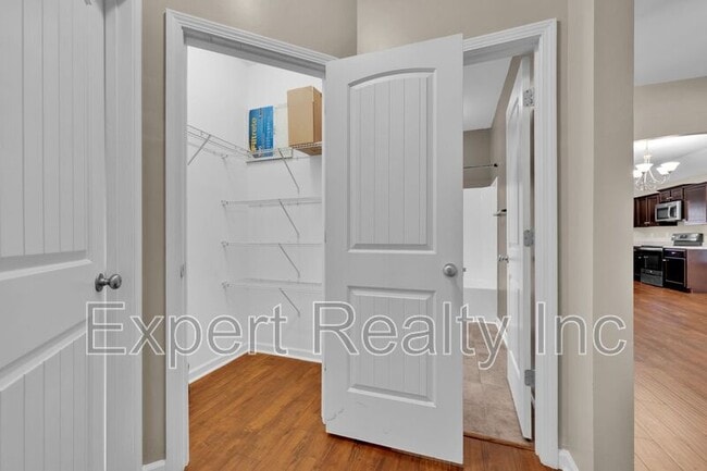 Building Photo - 1633 Cove Dr